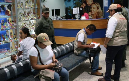 Marabinos cazan precios justos de útiles escolares 