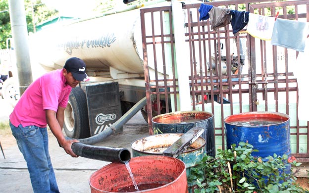 Marabinos siguen tirando basura a las calles pese a recolección