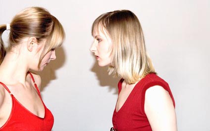 La mala relación entre hermanas afecta la salud