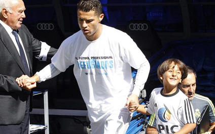 Niño refugiado entró al campo con Cristiano Ronaldo