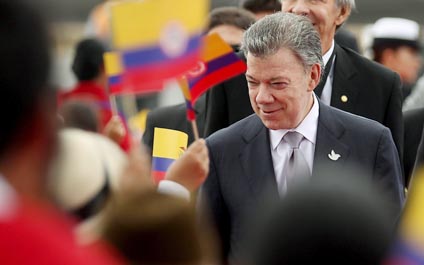 Santos arribó de segundo a Quito para reunión con Maduro