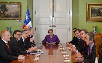 Congelan en Chile sueldos de Bachelet