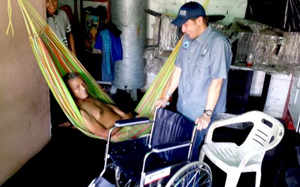 Entregan enseres a familias afectadas por las lluvias