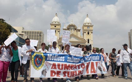 Médicos toman la calle para reclamar sueldos dignos