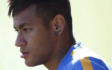 Congelan cuentas de Neymar en Brasil por evasión fiscal