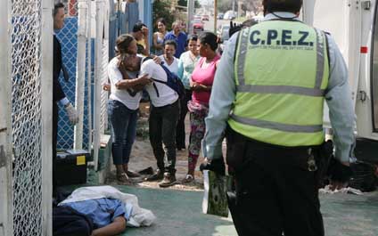 Vigilante recibe un balazo  en la cabeza durante un atraco