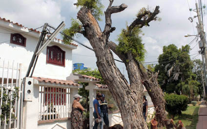 Tubería de aguas blancas  inunda calles de Monte Claro