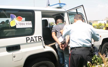 Le cayó a pedradas a su tía por no darle dinero