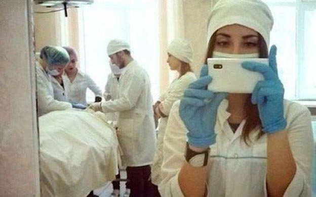 Prohíben a médicos publicar selfie con sus pacientes