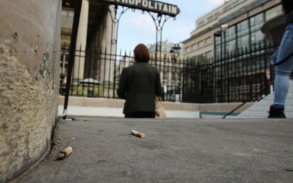 París multa a quienes tiren colillas de cigarrillo a la calle