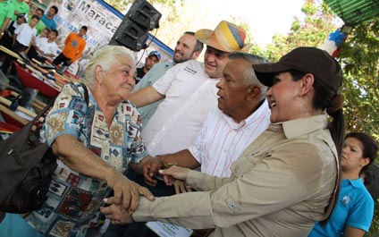 Alcaldía entrega kits agrícolas a más de 100 familias