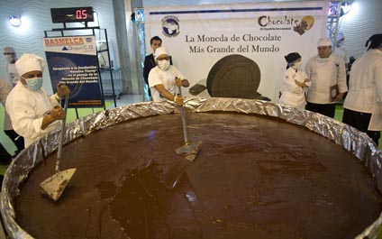 Venezolanos preparan moneda de chocolate gigante
