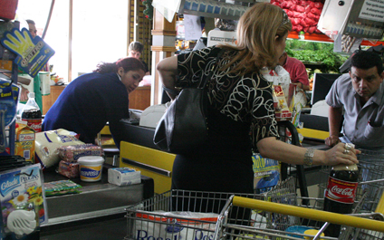 Fijan plan de compras para trabajadores de supermercados