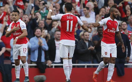 Arsenal le pasa por encima al Manchester United