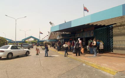 Instalan luces en el Terminal de Pasajeros de Maracaibo