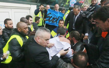 Tres mil despidos provocan caos en sede de Air France