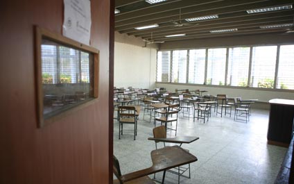 Sin clases y en protesta se mantienen en LUZ