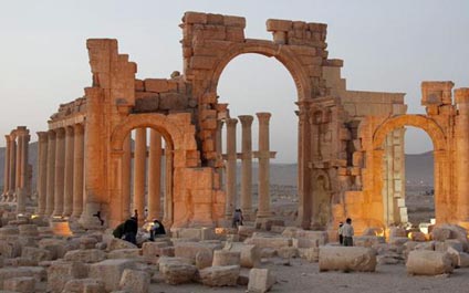 Estado Islámico dinamitó el Arco del Triunfo de Palmira