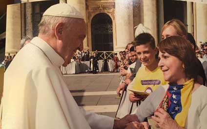 Mitzy de Ledezma conversa con el Papa Francisco