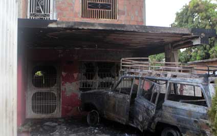 Mata a vecina por hacer ruido y la comunidad le quema la casa