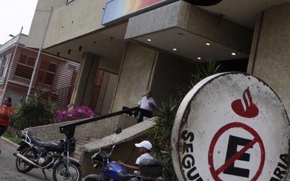 Hieren a un hombre en asalto en banco