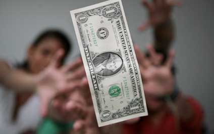 Dólar negro vuelve a los Bs. 700