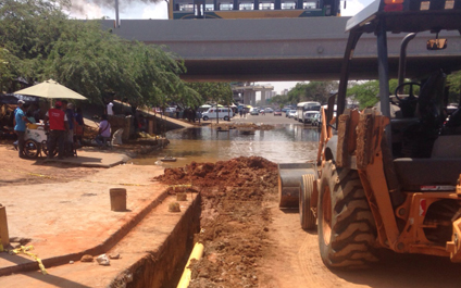 Instalan nuevo drenaje debajo de Puente España