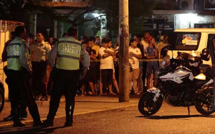Un muerto y dos heridos tras un atentado en una pizzería 