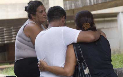 Sale de una tasca y un borracho al volante la pisa