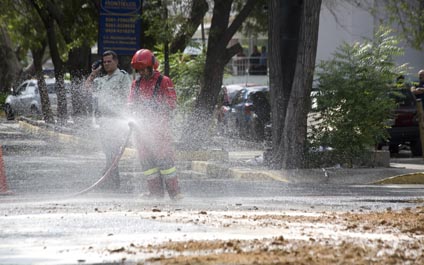 Alarma por derrame de gasolina obliga a desalojar dos colegios