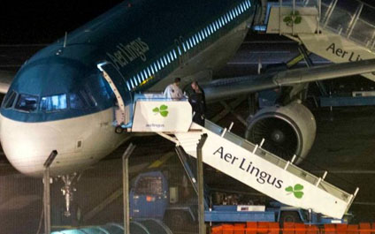 Hombre muere tras morder a otro pasajero en un avión