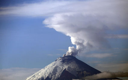 Volcán Cotopaxi no deja de emanar cenizas en Ecuador