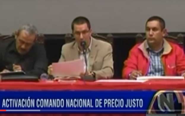 Hombre se va a los golpes con un pote de basura