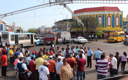 Choferes cierran la curva cansados de la inseguridad