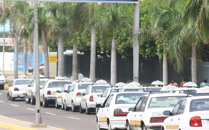 Taxistas amenazan con pararse la próxima semana