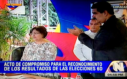 Nicolás Maduro firma acuerdo de reconocimiento a resultados electorales