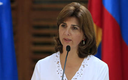 Holguín descarta pronta reunión entre Santos y Maduro