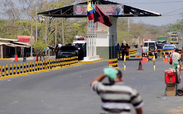 Una joven pare en plena avenida El Milagro