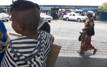 Ochenta niños y adolescentes deambulan en el Terminal 