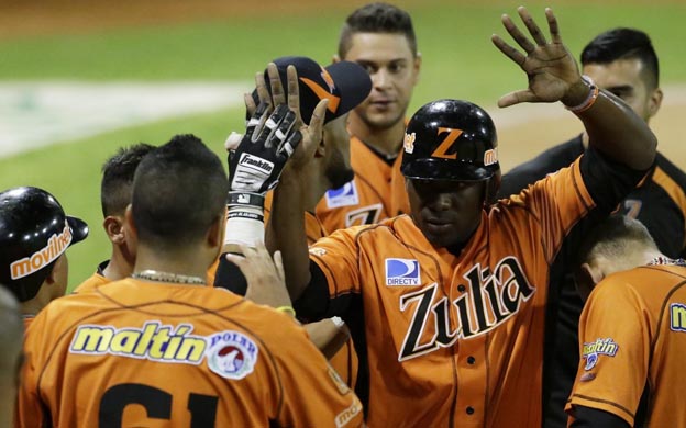 Anthony Santander iguala marca jonronera de Luis Salazar