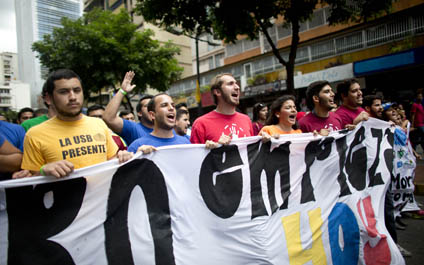 Estudiantes celebran su día en la calle