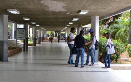 Hoy alumnos de LUZ vuelven a sus aulas de clase