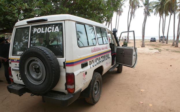 Yukpas trancan paso vehicular en el Puente sobre el Lago