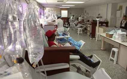 Pacientes hacen lo imposible por conseguir catéter de diálisis 