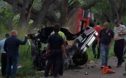 Choque entre porpuesto y gandola deja cuatro muertos