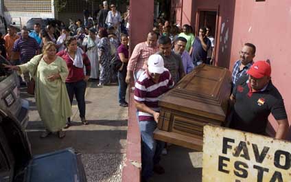 Buscan al conductor que impactó contra porpuesto