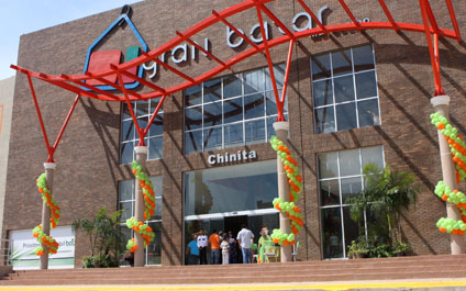 Delincuentes roban 12 locales en centro comercial Gran Bazar