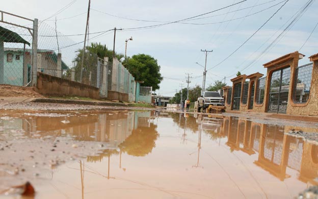 Mujer es puñaleada por el novio de su amiga para robarle $ 15.000