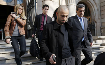 Condenan a Mascherano a un año de cárcel por fraude