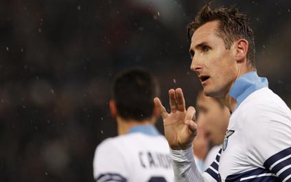 Miroslav Klose desmiente rumores de su retiro